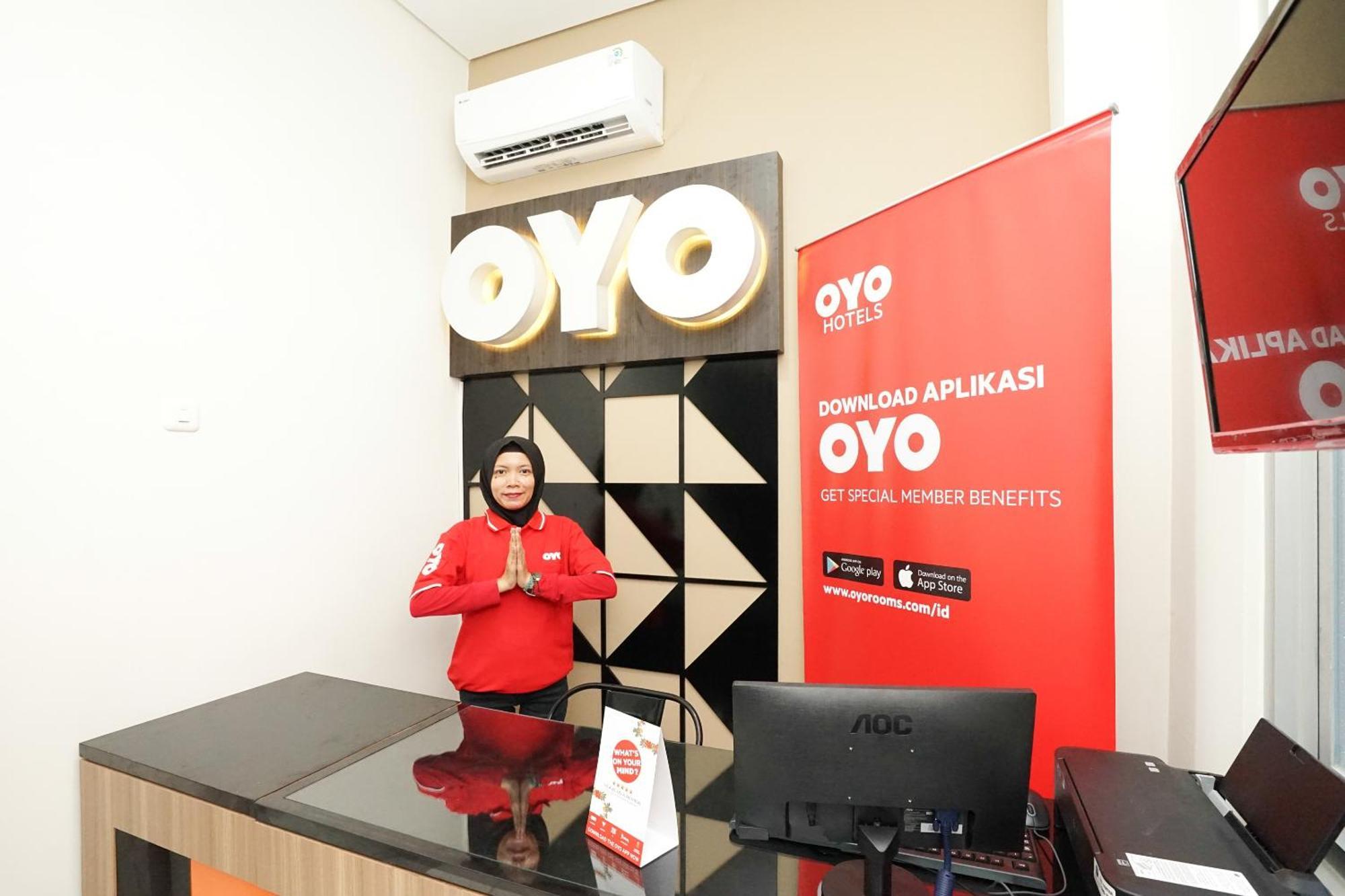 OYO 614 Graha 8 Syariah Hotel Surabaya Bagian luar foto