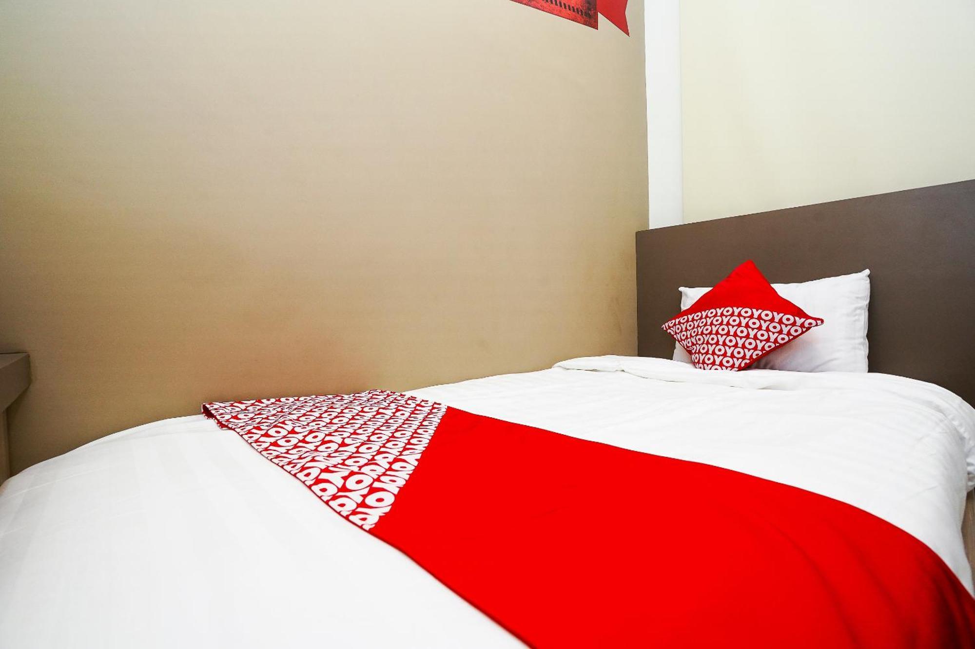 OYO 614 Graha 8 Syariah Hotel Surabaya Bagian luar foto