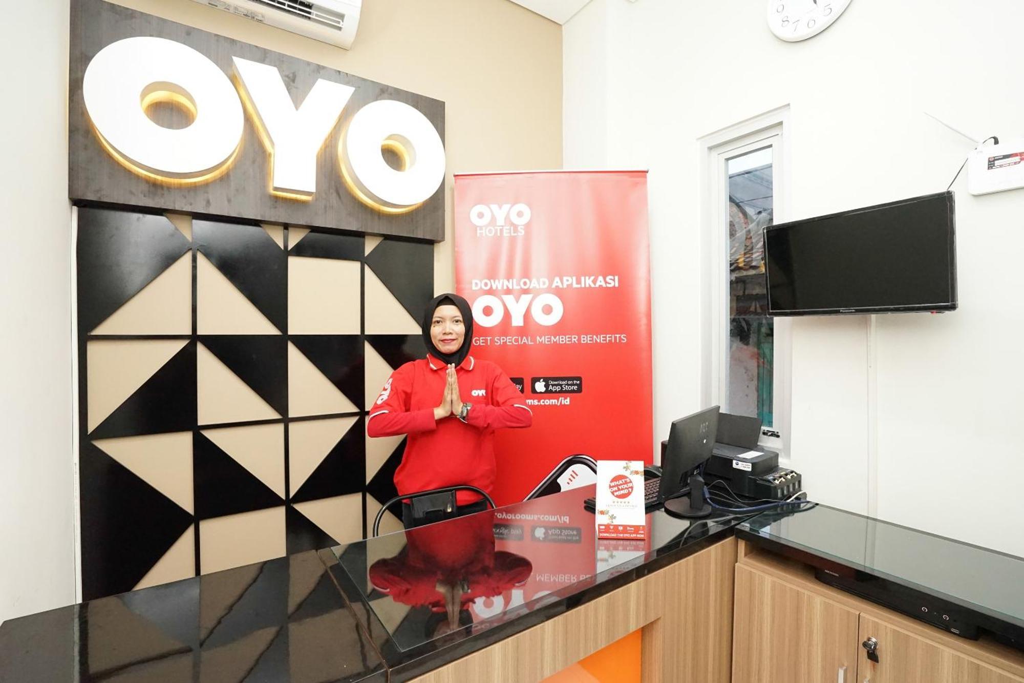 OYO 614 Graha 8 Syariah Hotel Surabaya Bagian luar foto