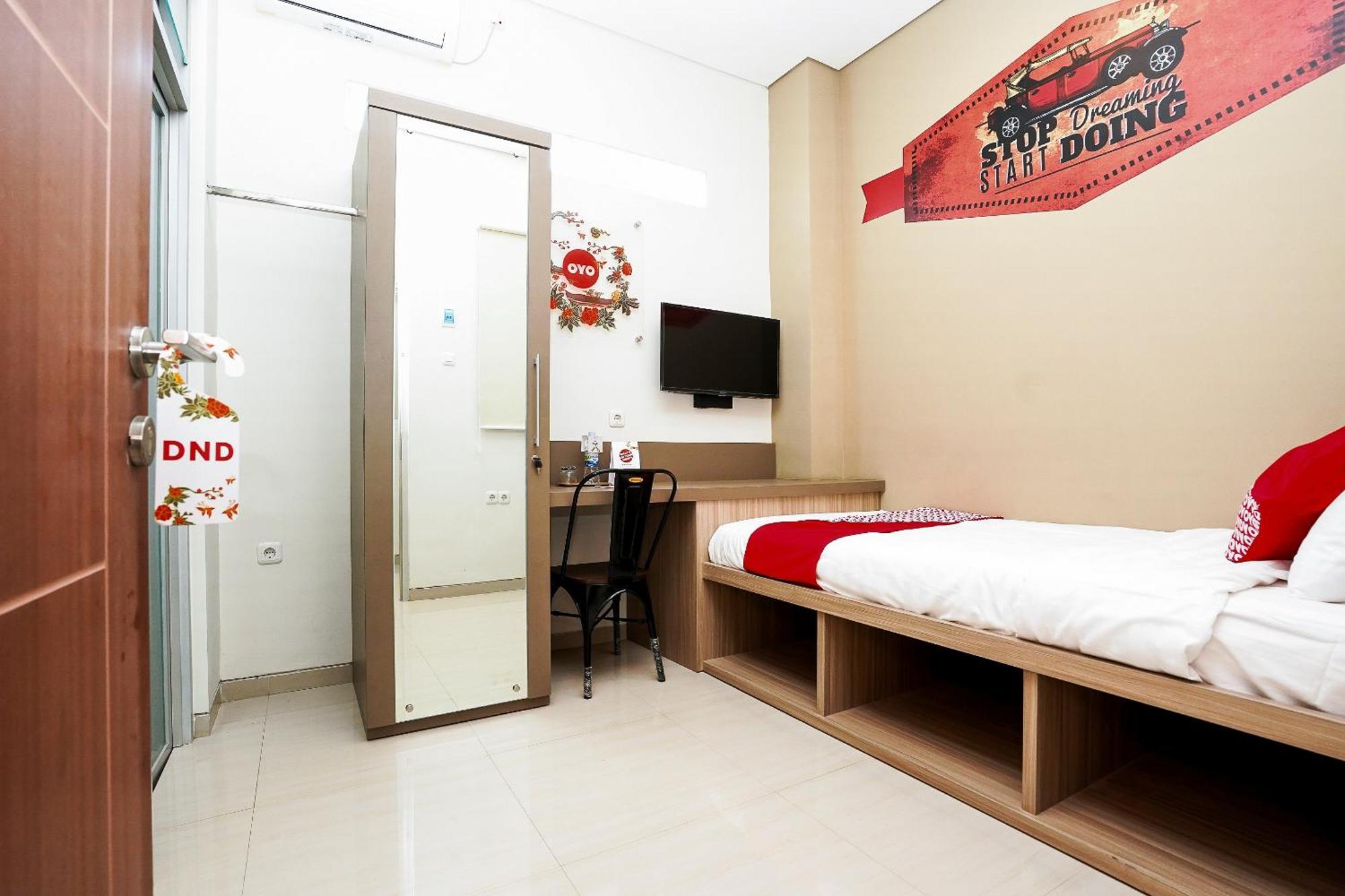 OYO 614 Graha 8 Syariah Hotel Surabaya Bagian luar foto