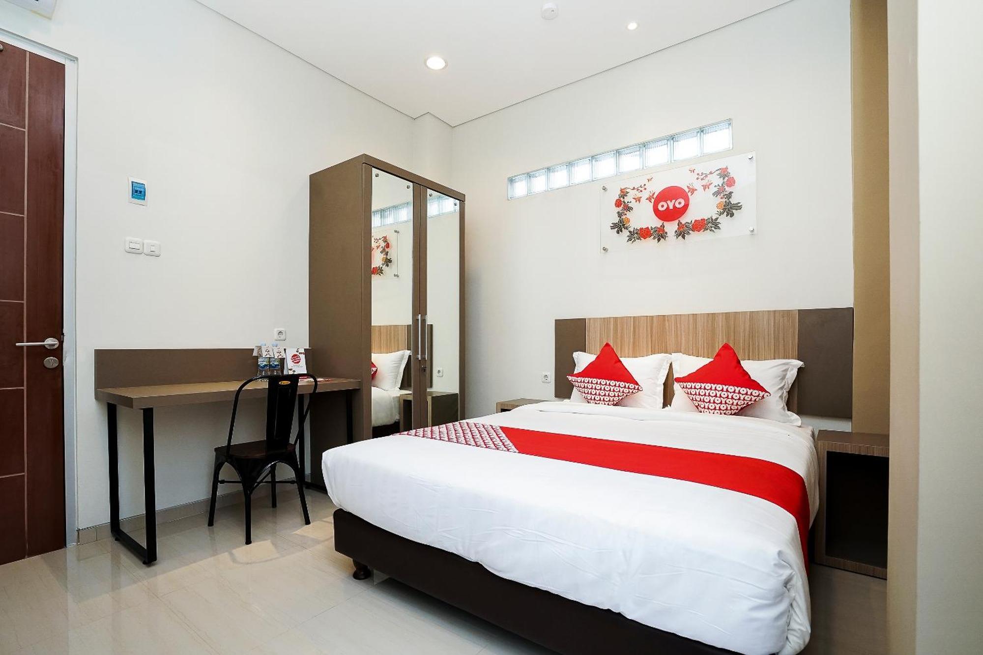 OYO 614 Graha 8 Syariah Hotel Surabaya Bagian luar foto