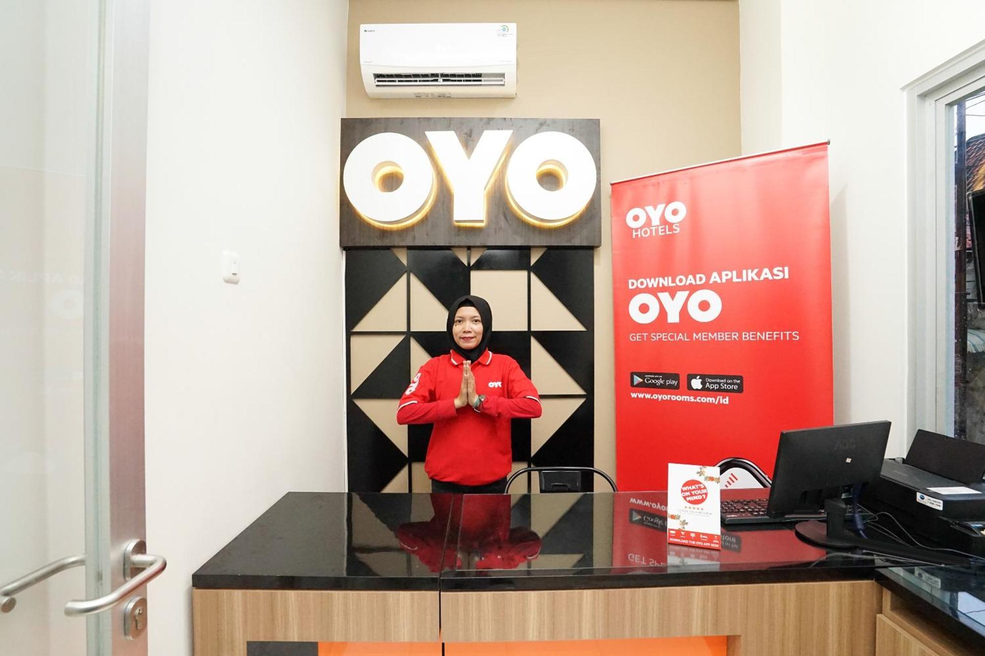 OYO 614 Graha 8 Syariah Hotel Surabaya Bagian luar foto