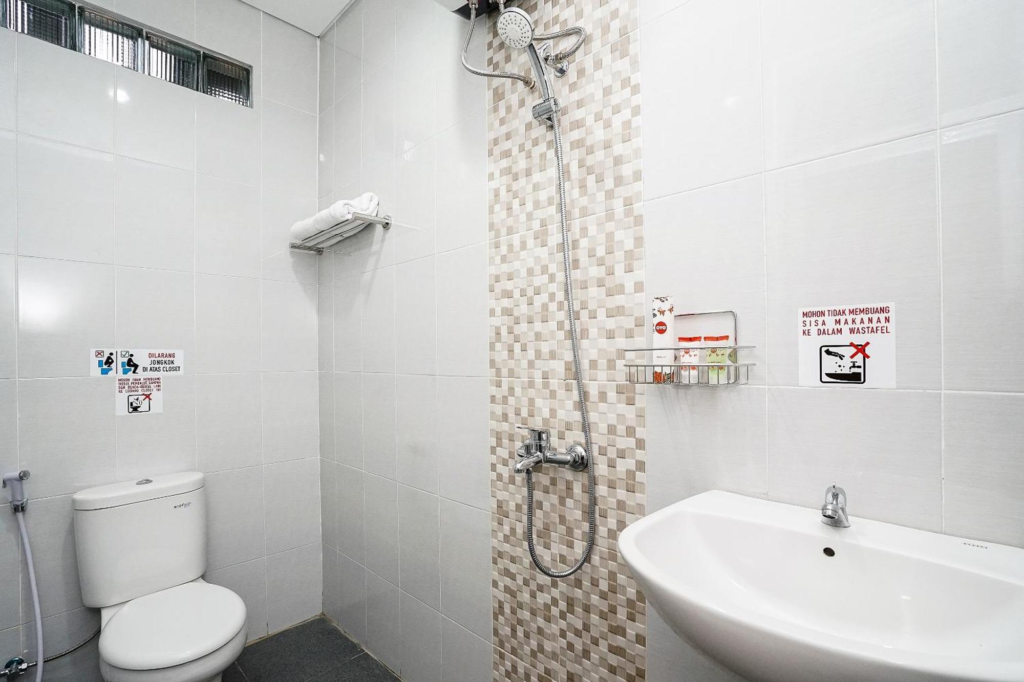 OYO 614 Graha 8 Syariah Hotel Surabaya Bagian luar foto
