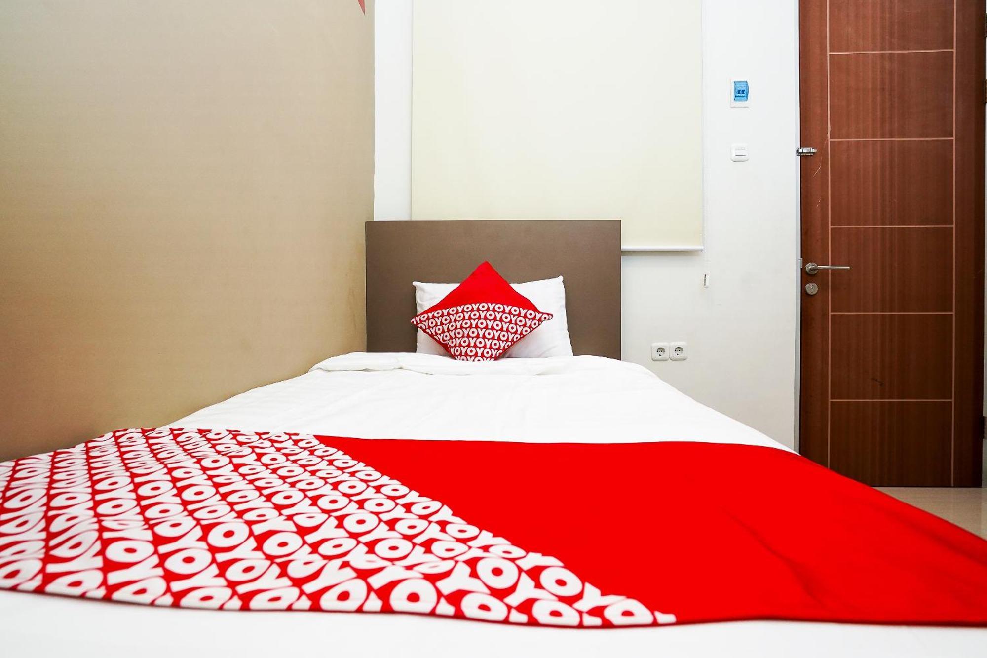 OYO 614 Graha 8 Syariah Hotel Surabaya Bagian luar foto