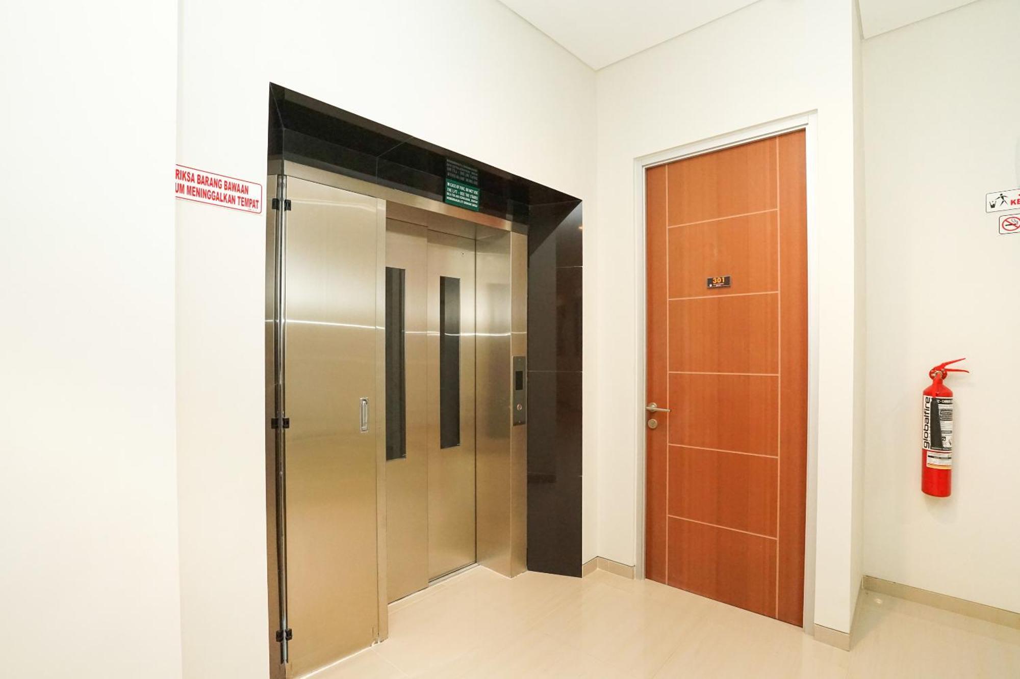 OYO 614 Graha 8 Syariah Hotel Surabaya Bagian luar foto
