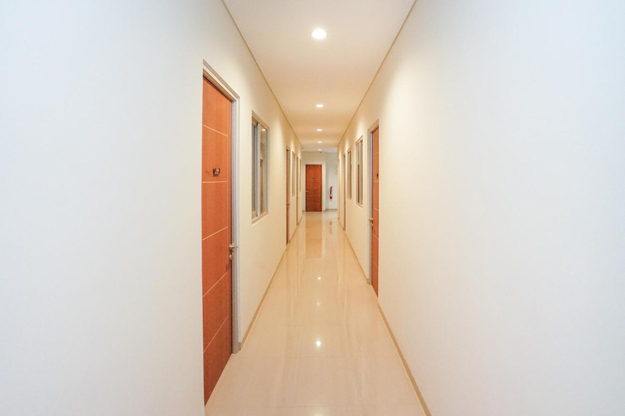 OYO 614 Graha 8 Syariah Hotel Surabaya Bagian luar foto