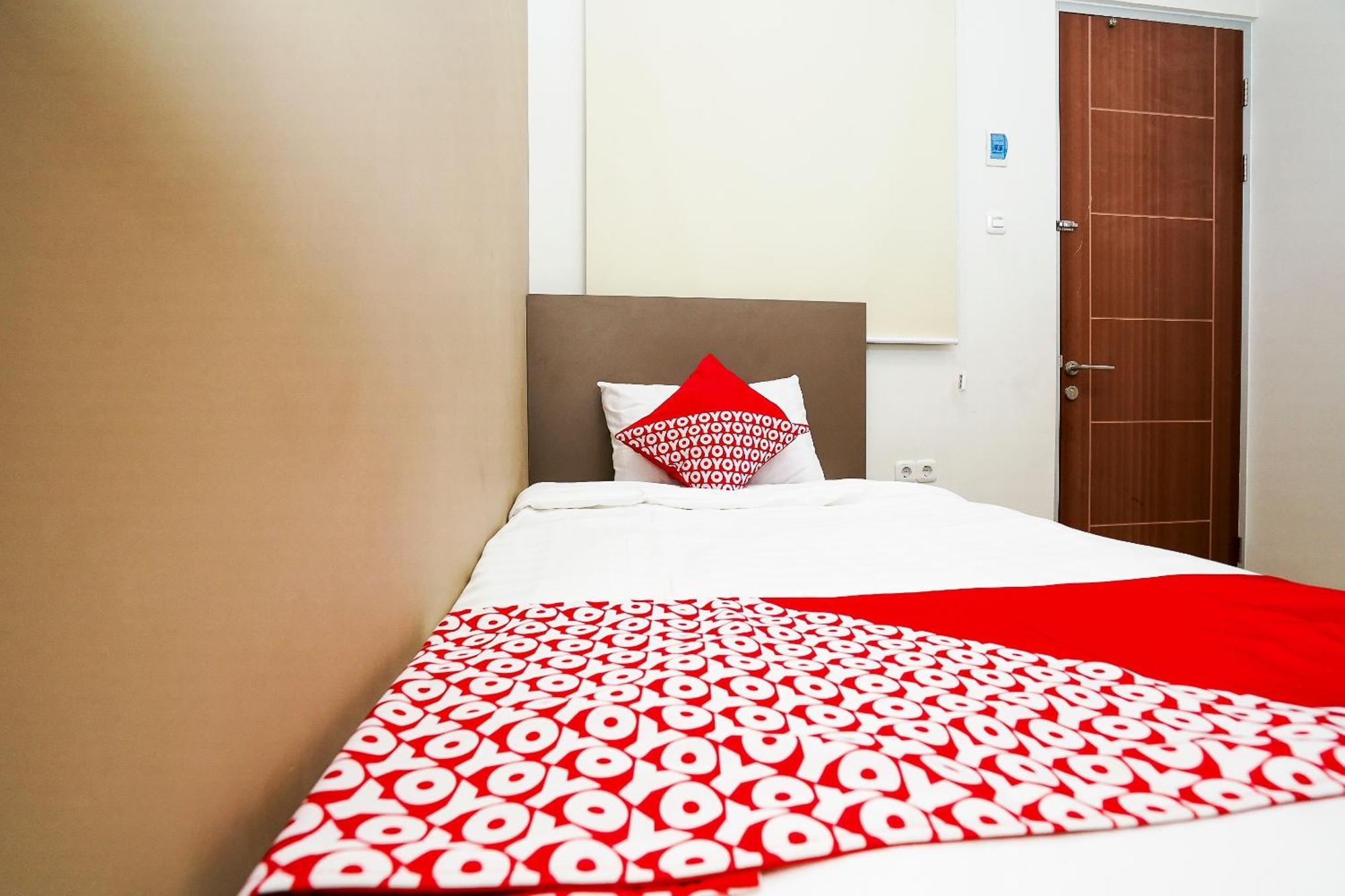 OYO 614 Graha 8 Syariah Hotel Surabaya Bagian luar foto